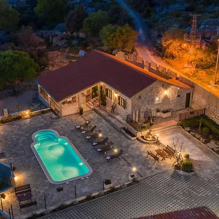 Adamaris Villa