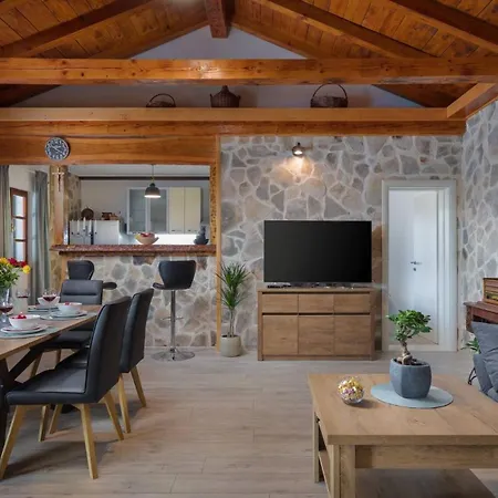 Adamaris Villa