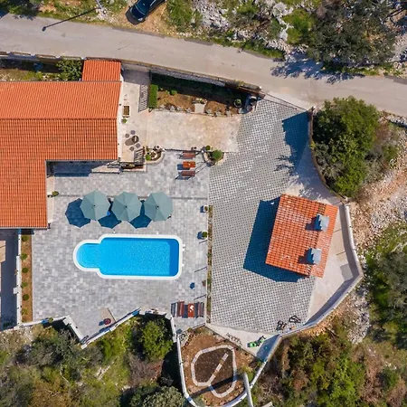 Adamaris Villa *