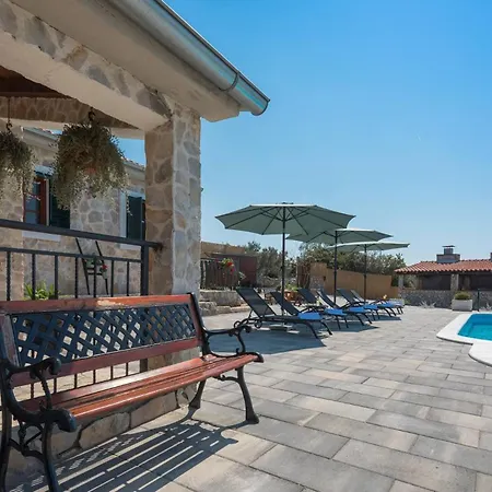 Adamaris Villa *