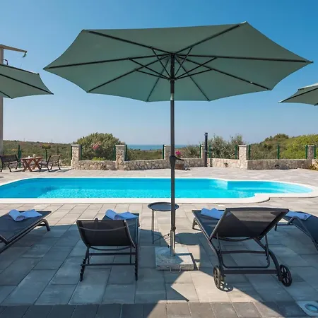 Adamaris Villa *